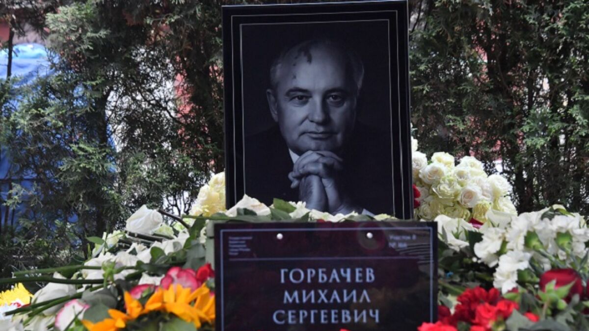 Горбачев жил последние годы. Могила Михаила горбачёва. Могилы политиков.